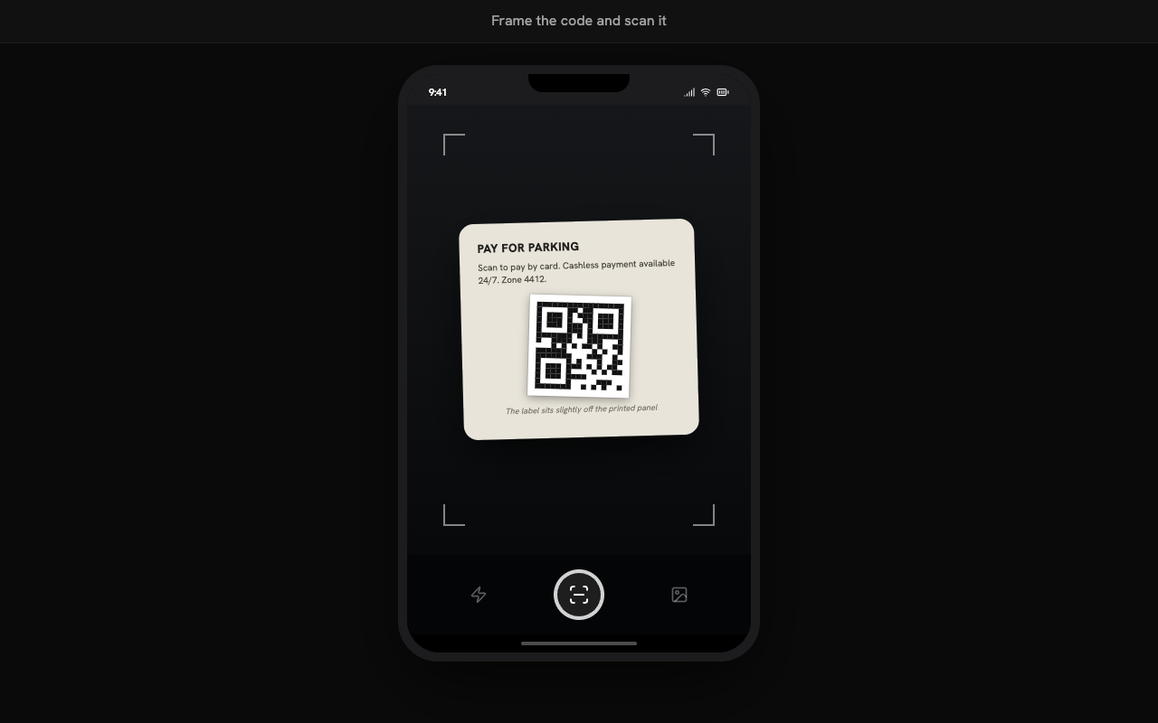 Квішинг-мікровправа: телефон сканує QR-код на паркоматі